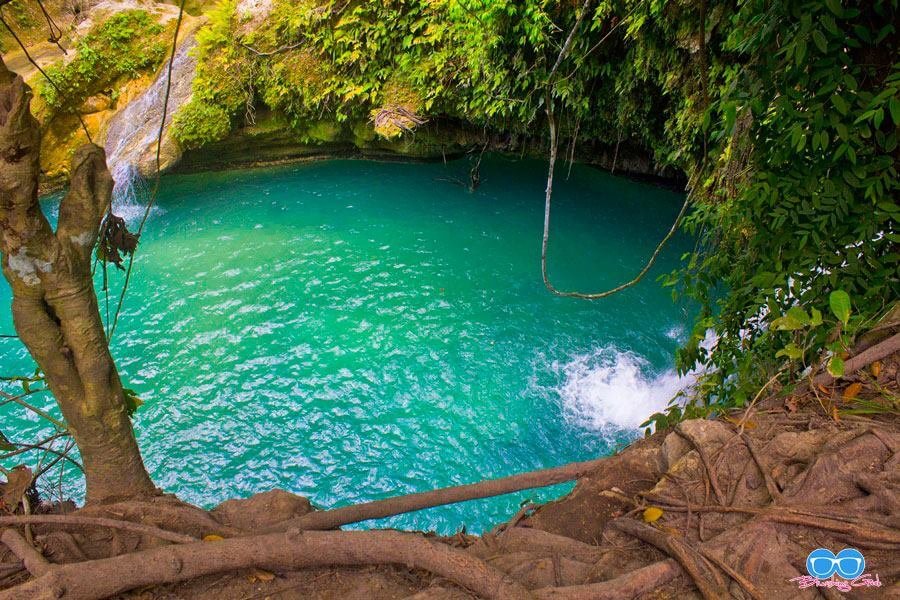 Cliff jumping at Kawasan falls cebu | Blushing Geek