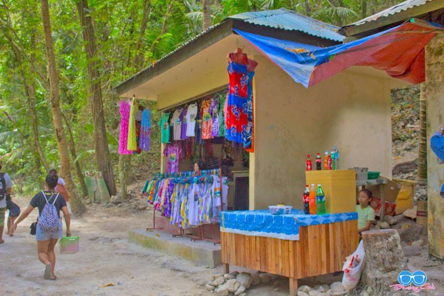 Souvenir shops in Kawasan Falls | Blushing Geek