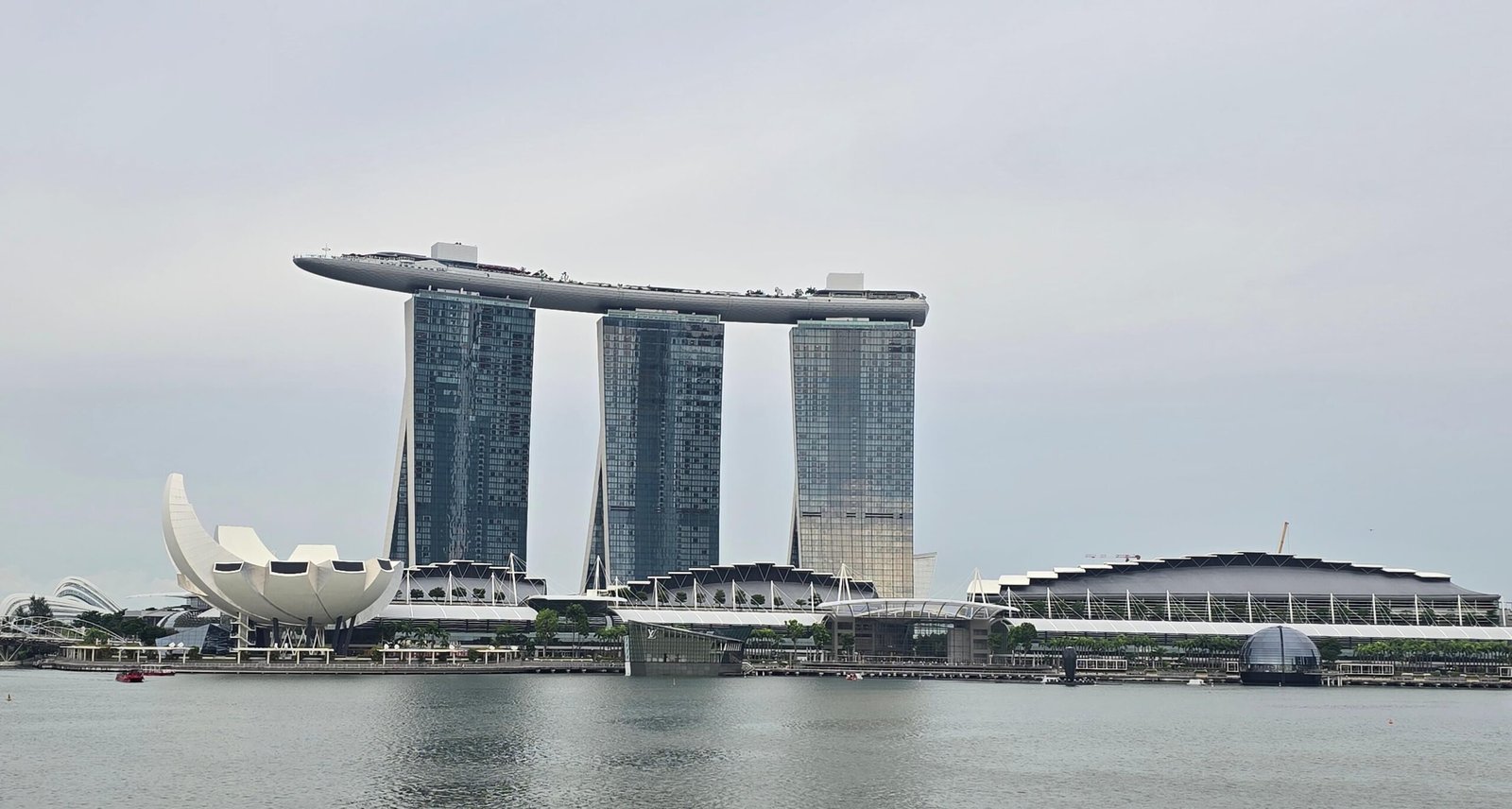 Exterior of Marina Bay Sands building and Skypark